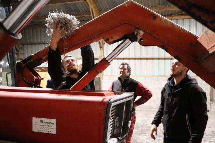 Pas de thème imposé, chacun y va de sa guirlande et sa décoration. "Cela permet de voir du monde, de ne pas rester seul chez soi", confie Cédric Ganné, salarié agricole (au centre).
