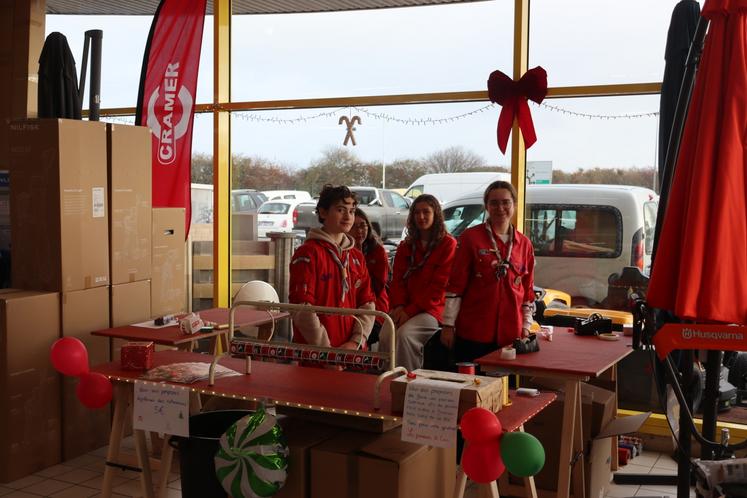 Les scouts étaient postés à la sortie du magasin pour emballer les emplettes effectuées juste avant noël.
