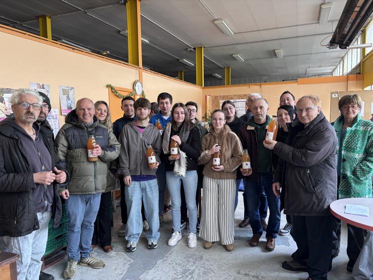 La MSA, la MFR de Percy-en-Normandie, le Bon Sauveur et les Restos du cœur, réunis autour d'une action de glanage de pommes. Une action solidaire qui a du sens.