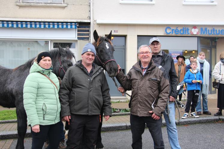 Les acheteurs allemands, Christine et Josef Schreiber avec Claude Segoud (devant à droite).