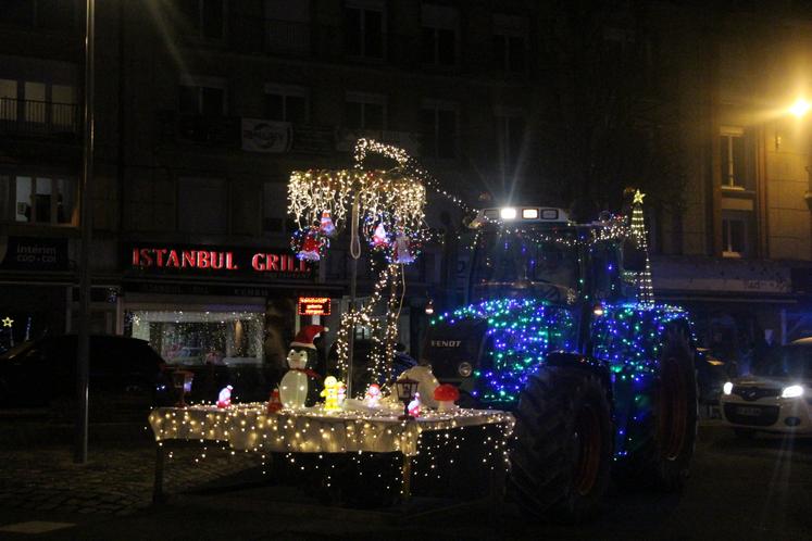 21 tracteurs décorés ont déambulé dans les rues de Flers. Une soixantaine d'agriculteurs étaient présents, tout comme l'année dernière.