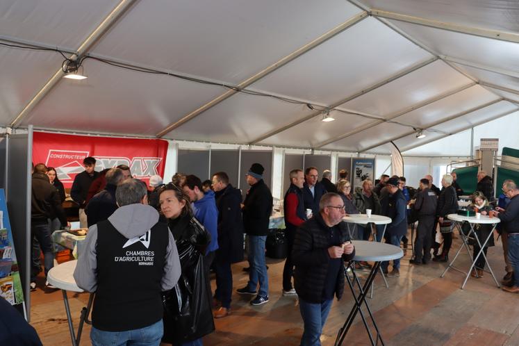 Les visiteurs ont pu bénéficier de réductions sur tout le magasin et la restauration sur place était possible.