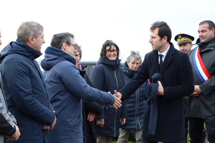 Mathieu Lefèvre, ministre délégué chargé de la Transition écologique, arrive sur les lieux, salué notamment par Geoffroy de Lesquen de la FDC 14.