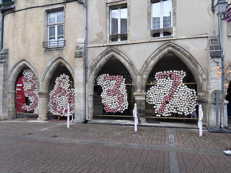 Sous les arches, le 36 37, numéro de téléphone pour effectuer des dons, a été reconstitué avec 3 637 boîtes de camembert. Le défi a été relevé rapidement.