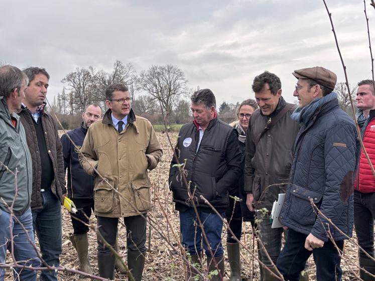 La visite de terrain, dite pédagogique, a permis à la profession agricole et aux services de l'État d'observer l'évolution des travaux conduits en début 2025 chez Franck Foulon installé à Fervaches.