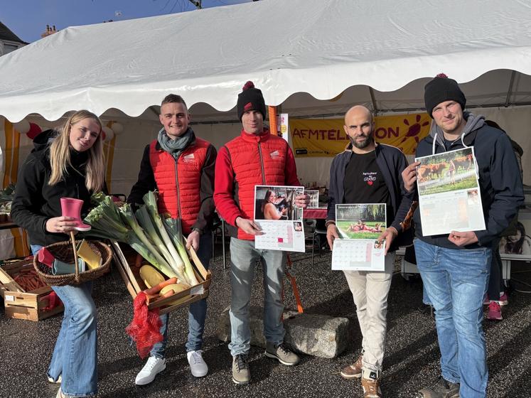 Les Jeunes agriculteurs étaient présents pour vendre leur calendrier. Et c'est un chèque de plus de 7 000 € qui rejoint l'AFM-Téléthon grâce aux 2 300 calendriers vendus.