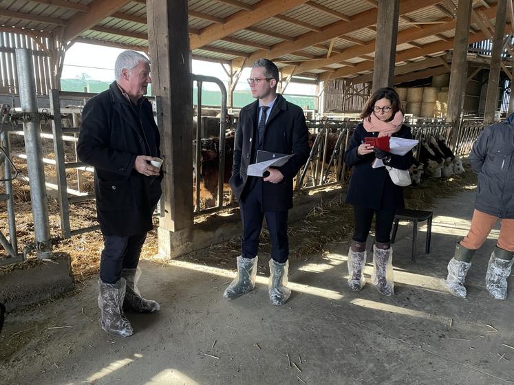 Martin Lafon, accompagné d'Héloïse Deffobis (à droite), directrice adjointe de la DDTM 14, a pu échanger avec les participants, ici Jean Turmel.