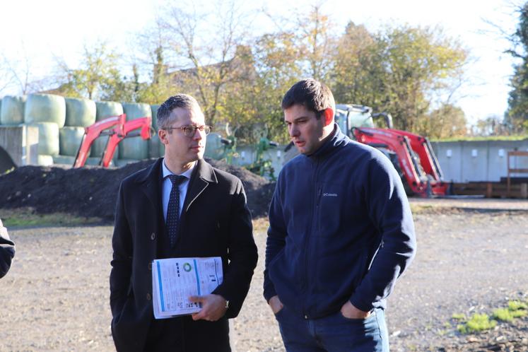 Martin Lafon, nouveau sous-préfet de Vire, a répondu à l'invitation de la Chambre d'agriculture pour visiter la ferme de Nicolas Declomesnil.