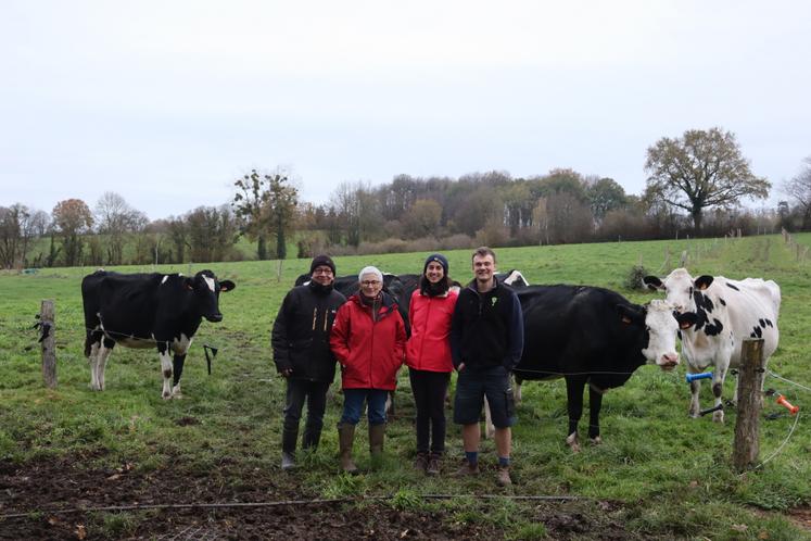 Léo et Philippine se sont installés en 2020 à la suite de Gilles, Hélène et Claude, les anciens exploitants. Gilles et Hélène Lelarge (à gauche sur la photo) continuent à donner un coup de main occasionnel au jeune couple.