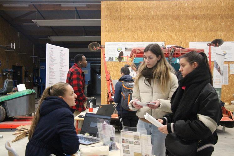 Solène et Lola, 23 ans sont en reconversion professionnelle. Elles souhaitent découvrir la diversité des métiers agricoles.