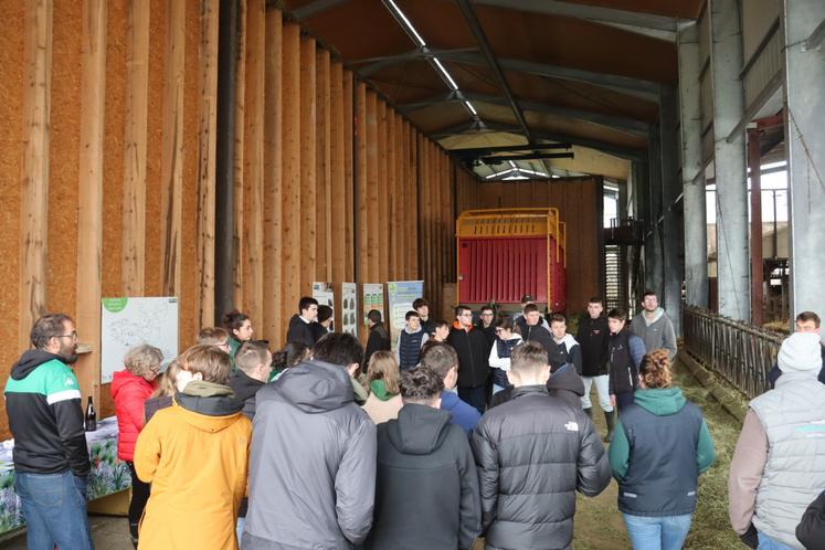 Une vingtaine d'élèves du lycée agricole d'Alençon-Sées étaient présents lors de cette après-midi de présentation du séchoir en grange.