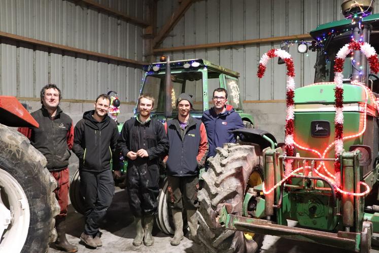 Mardi 9 décembre, ils étaient plusieurs réunis à Maizet pour décorer leurs tracteurs de manière collégiale : Cédric Ganné, Louis Boutrois, Romain Maroquesne, Justin Pupin et Frédéric Enée.