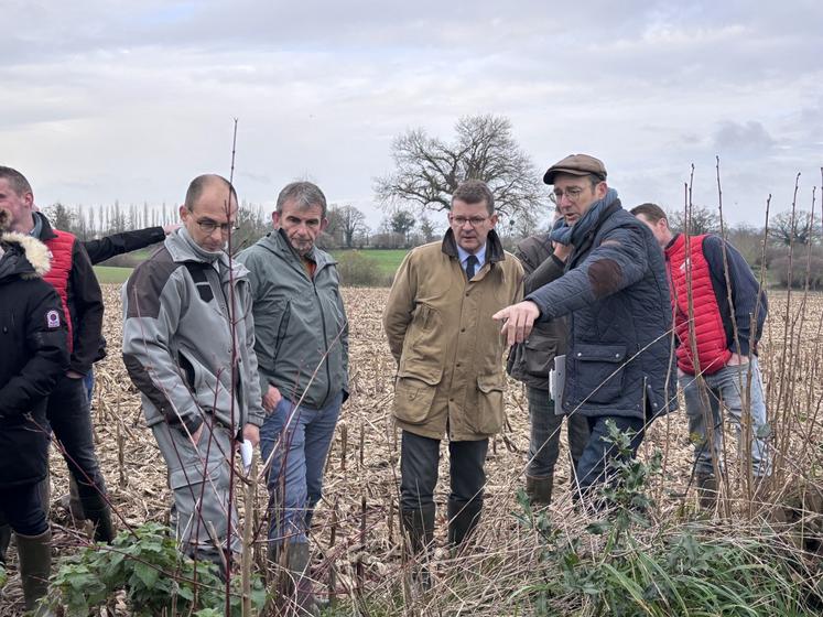 L'agriculteur, Franck Foulon a pu monter au préfet de la Manche, Marc Chappuis, le chantier qu'il a entrepris en tout début d'année 2025.