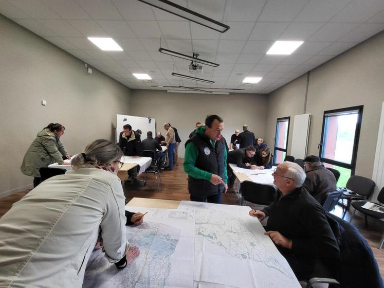 À Montmartin-sur-Mer, les agriculteurs sont allés vérifier les cartographies répertoriant les haies.