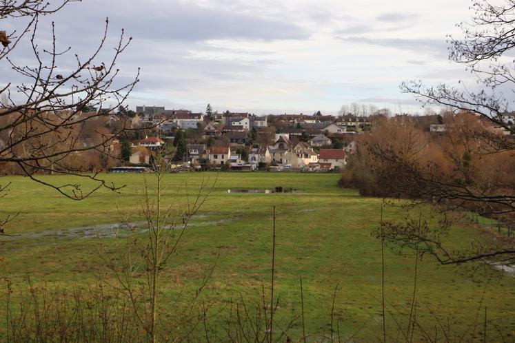 À Fleury-sur-Orne, les prairies sont inondables. "Ce sont des terres compliquées, mais on arrivait à en faire quelque chose du temps de mon grand-père." Il produit du foin pour le poney club de Fleury (100 chevaux).