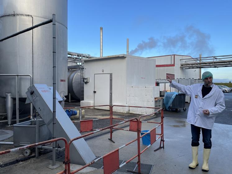 Trois cuves récupèrent les eaux à la sortie de l'usine, avant qu'elles ne poursuivent leur chemin dans deux stations de traitement.