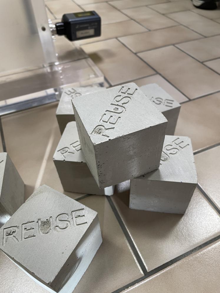 Ce cube de béton permettrait grâce à une technologie de ciblage moléculaire de filtrer les eaux usées.