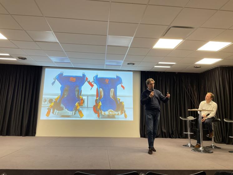 "Mettre du lin dans des polymères biosourcés augmente la rigidité pour fabriquer des pièces semi-structurantes, voire structurantes", relève Christophe Gavaret, directeur du teillage Vandecandelaere à Bourguébus.