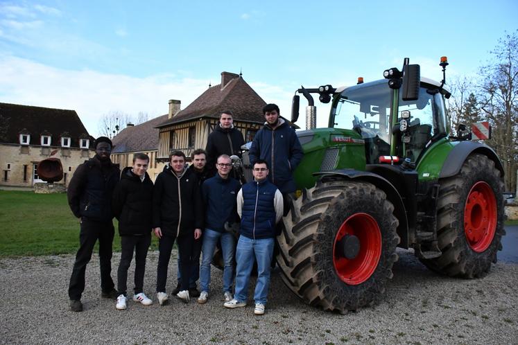 Les étudiants en 2e année de BTSA Génie des équipements agricoles ont orchestré de A à Z, le salon Rob2 qui s'est tenu jeudi 4 décembre au lycée du Robillard à Saint-Pierre-en-Auge. Ils posent ici devant le tracteur autoguidé Fendt 726 (ETA Gondouin).