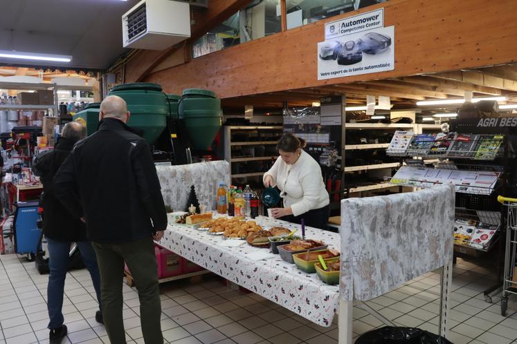 Le petit-déjeuner sucré ou salé était proposé aux clients qui pouvaient également se réchauffer avec une boisson chaude.