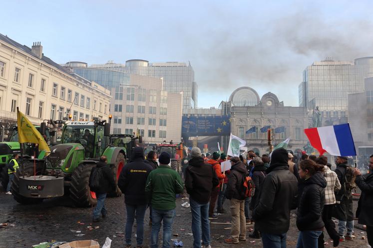 La place du Luxembourg - occupée depuis 3 h du matin - a été le théâtre d'affrontements entre les forces de l'ordre et les manifestants en fin de journée.