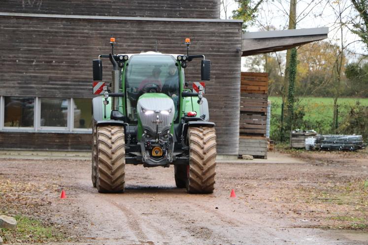 Le tracteur autoguidé Fendt 726 (ETA Gondouin) a encore attiré les visiteurs.