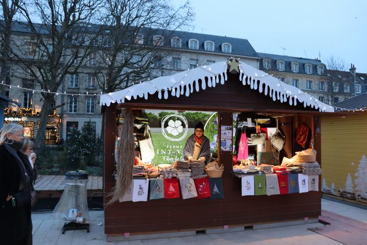 Mathilde Lefevre propose des trousses et pochettes, bijoux, décorations, linge de table, linge de lit, rideaux, sacs, textiles...