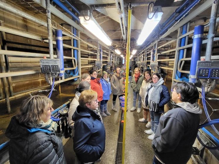 Nathalie Clérot, agricultrice à La Feuillie, a accueilli ses collègues le 8 décembre dernier pour la dernière rencontre du mandat des agricultrices de la FDSEA de la Manche, avant de présenter sa structure qu'elle conduit avec son mari, et prochainement aussi avec ses fils.