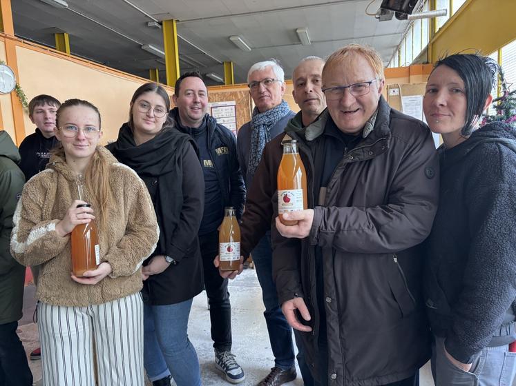 La MSA, la MFR de Percy-en-Normandie, le Bon Sauveur et les Restos du cœur, réunis autour d'une action de glanage de pommes. Une action solidaire qui a du sens.