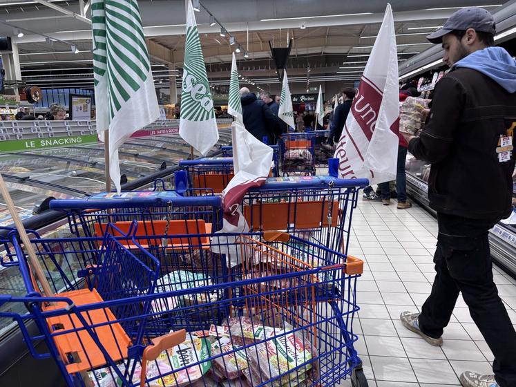 La FDSEA et les JA ont l'œil. Ils ont regardé attentivement les étiquettes de multiples produits.