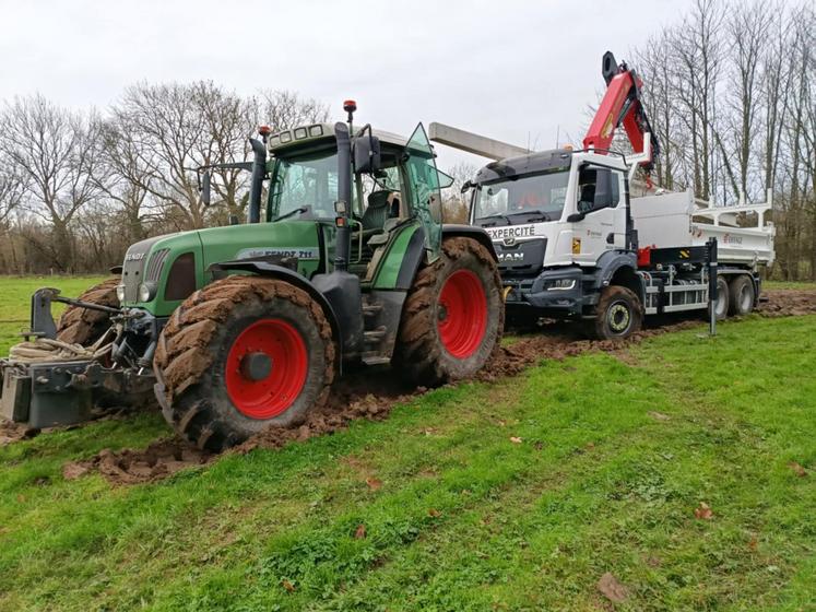 Tout au long de l'épisode, les agriculteurs ont donné un coup de main aux équipes d'Enedis et sous-traitants pour leur faciliter l'accès aux lignes électriques à réparer.
