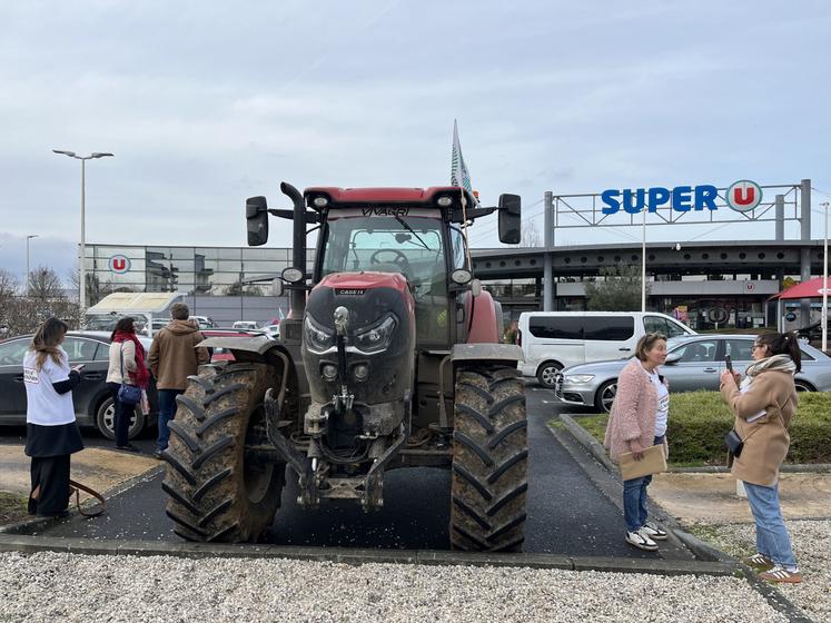 Un tracteur trônait sur le parking afin de matérialiser la présence des agricultrices.