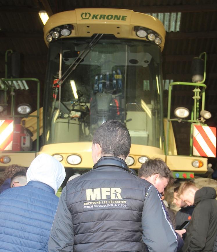 Quelques-uns de ces jeunes seront peut-être demain clients de l'ETA Cairon, voire chauffeur d'une de leurs machines.