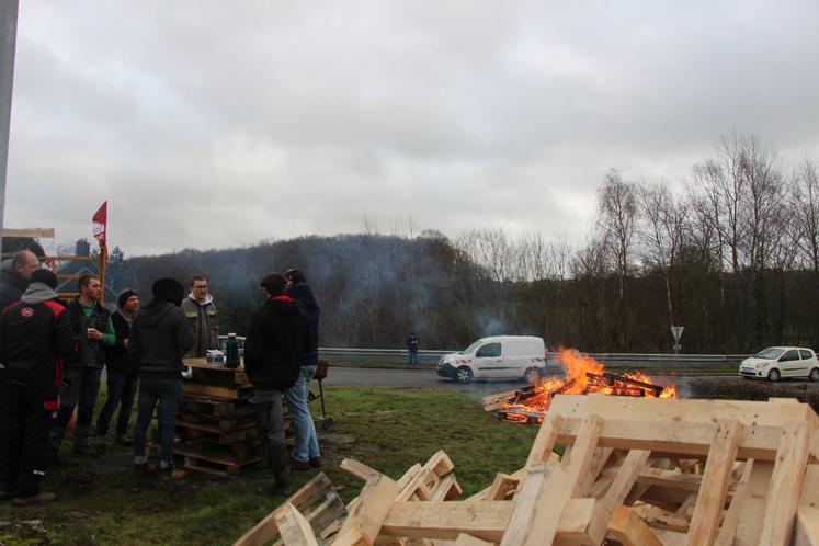 Les agriculteurs des cantons de Flers, Messei, Briouze, Athis et Tinchebray qui n'ont pas pu se déplacer à la manifestation à Strasbourg ont tenu à exprimer leur soutien dans l'Orne.