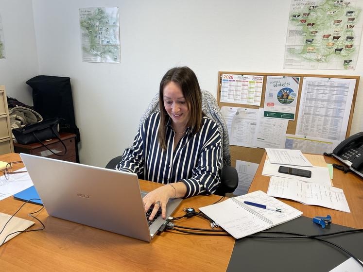 Vanessa Benoit assiste la direction, représentée par Hélène Pien. Accompagnement et appui administratif des sections, relances et ventes d'adhésion, organisation du congrès, etc.