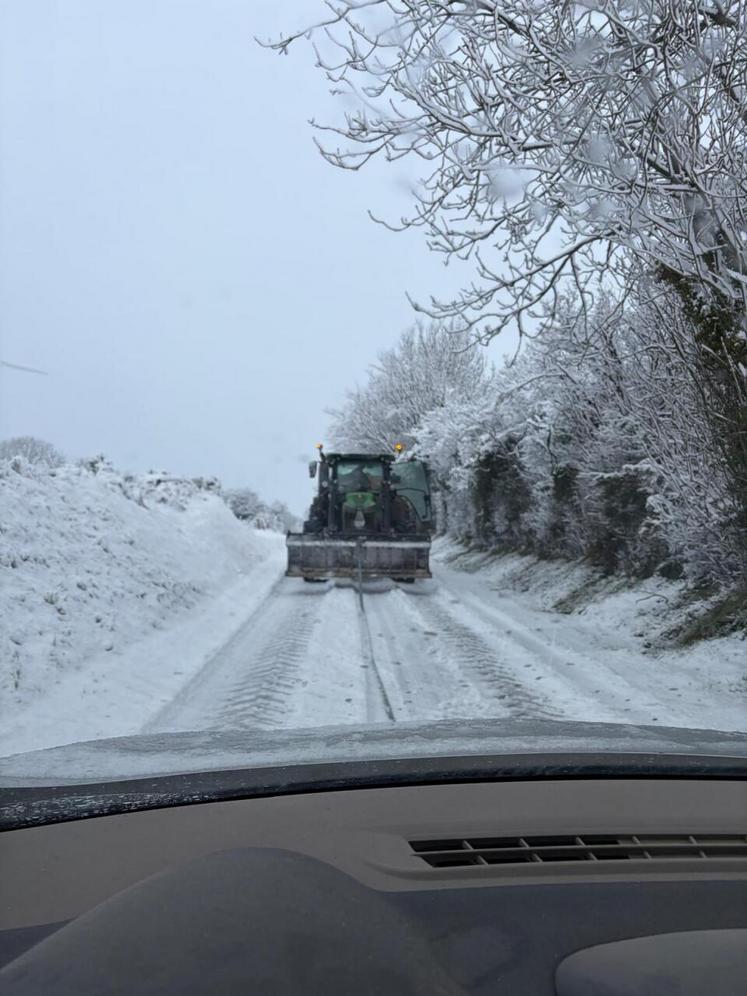 Tracter des voitures n'est pas le quotidien des agriculteurs. Mais avec ces conditions météo, ils ont rempli leur mission.