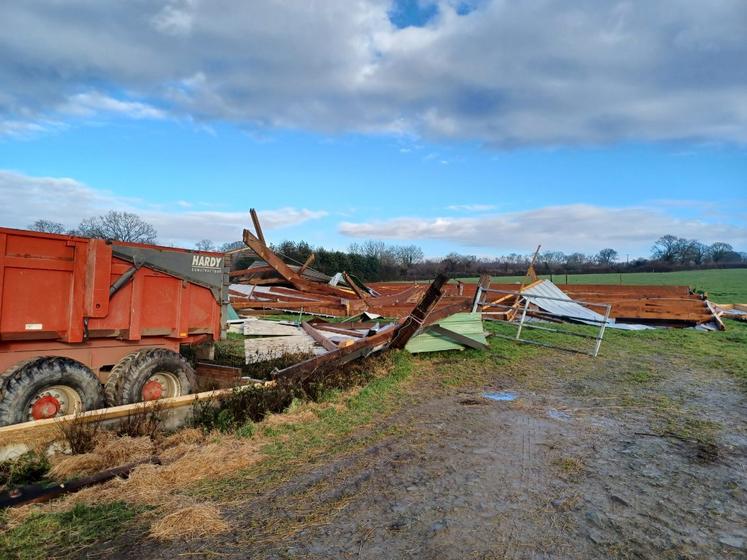 À Vesly, le vent a soufflé durement mettant à terre des toitures des bâtiments.