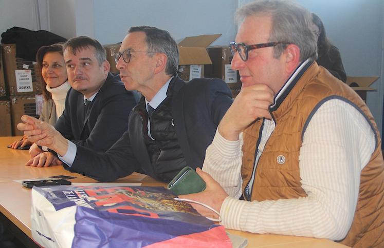 La visite a commencé en salle par une présentation de la coopérative.