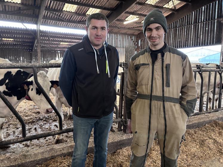Charles Davy, producteur laitier à Saint-Georges-de-la-Rivière, va accueillir son salarié, Joseph Laisné, comme associé.