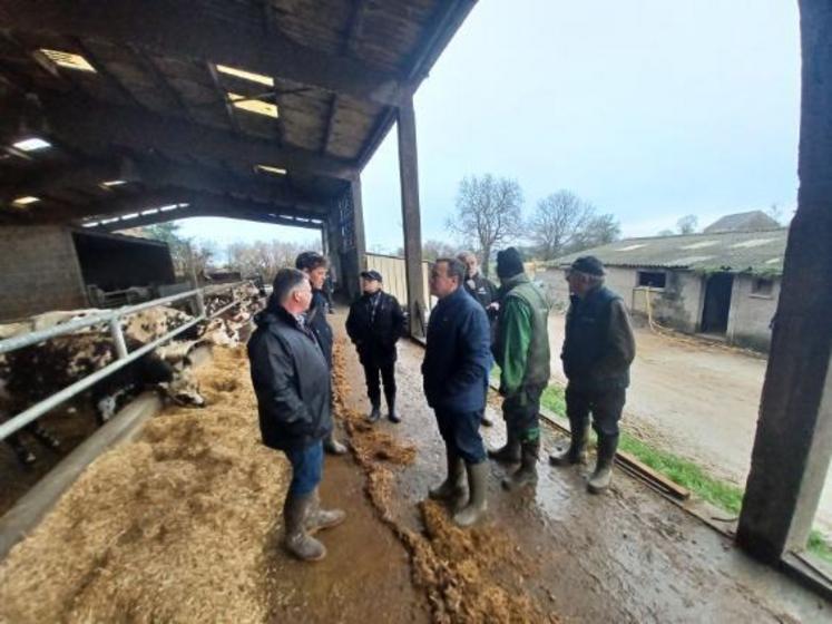À Cherbourg-en-Cotentin, chez la famille Duquesne, les bâtiments de l'élevage laitier comme ovin ont été touchés.