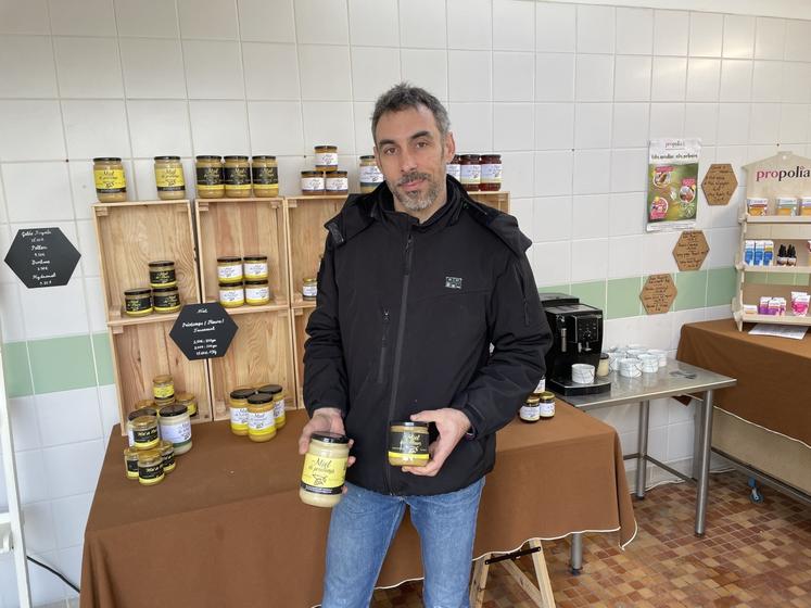 Tony Maubert est officiellement apiculteur depuis 2022. Un rêve de gosse devenu réalité pour cet ancien amateur désormais professionnel. "Le miel est un produit noble qui plaît énormément", affirme-t-il.