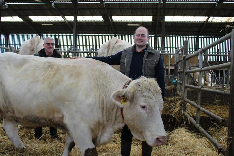 Hugues Bonhomme, président du syndicat de race et Cyril Dollion, éleveur.