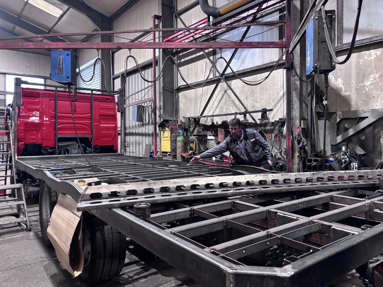 Dans l'atelier, l'équipe de quatre salariés ne chôme pas. Elle réalise bien souvent des pièces spécifiques.