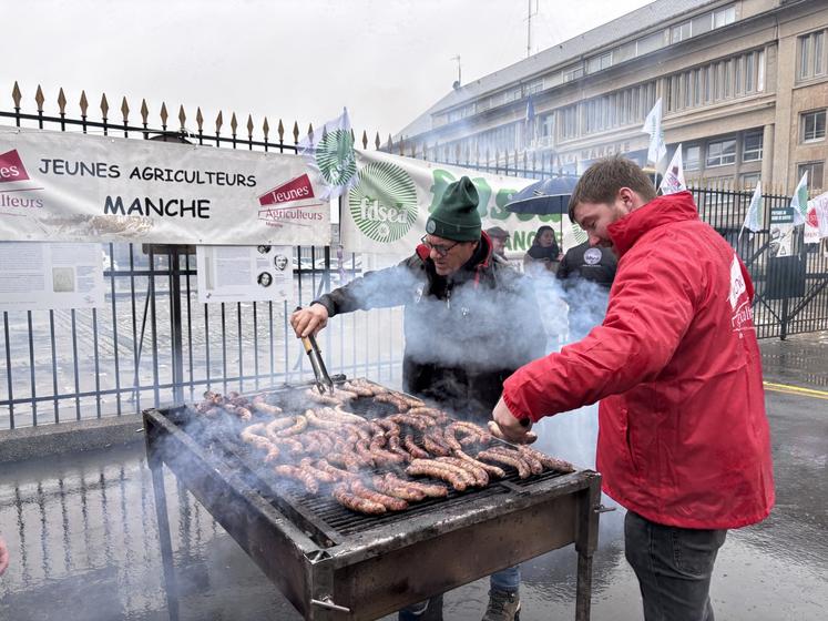C'est sur le temps du midi que les agriculteurs se sont installé devant les grilles de la préfecture dans l'objectif de rencontrer le préfet. Ce qui a été le cas.