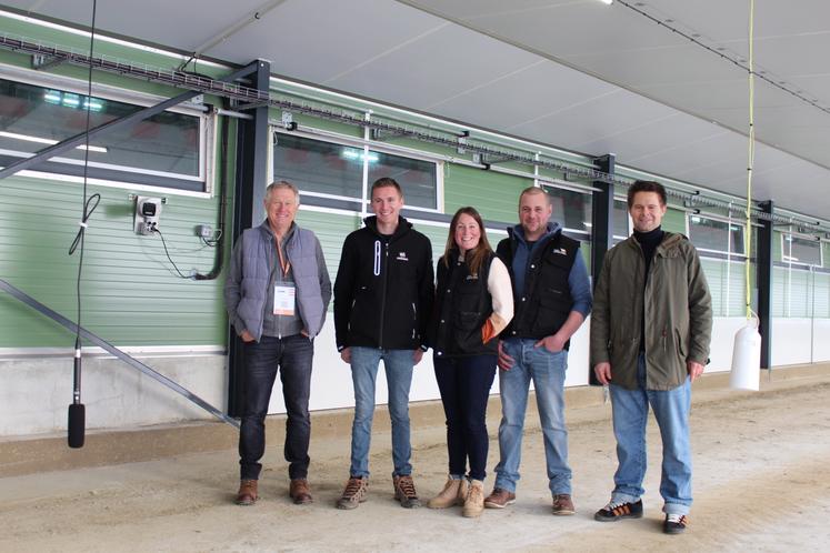 Alain Salmon, responsable technique et commercial volailles de chair des Entreprises Michel ; Valentin Durand, Pauline et Valentin Neel, éleveurs et Nicolas Leduc, technicien avicole Ets. Michel.