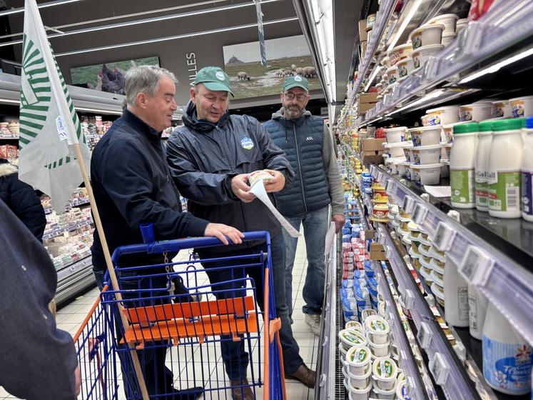 Avec le responsable du magasin Leclerc d'Avranches, Stéphane Mahler, les agriculteurs ont souligné les produits, qui malgré les marques connues, ne sont pas français.