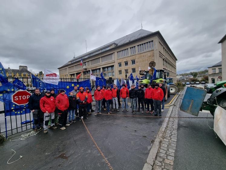 Devant la préfecture de la Manche, le 21 janvier, les Jeunes agriculteurs étaient présents, drapeaux européens en main, pour s'opposer contre l'accord du Mercosur.