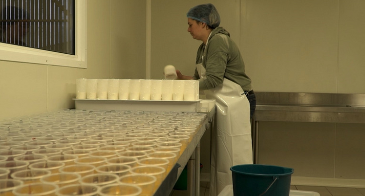 Le film suit trois familles d'agriculteurs dans le Perche sur un an.