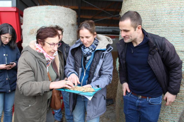 Jérémy Guesnerot, à droite, a présenté son assolement et son fourrage.