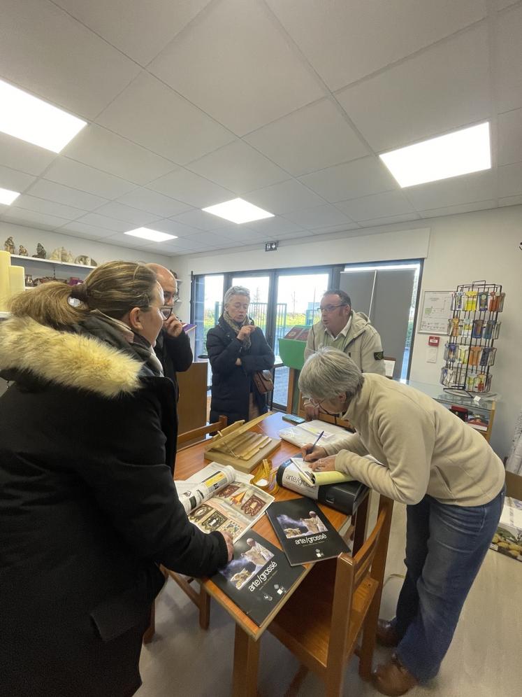Nadège Mahé, Julien Houchard, Sonia Fontaine et Philippe Clément ont rencontré Brigitte Hamon de l'entreprise Arte Houssard le 6 janvier 2026 dans l'objectif de bâtir une bannière pour le monde agricole.